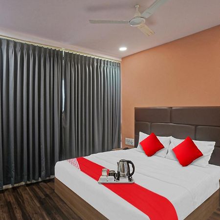 OYO Flagship 70004 Hotel Infinity Surat Exterior foto