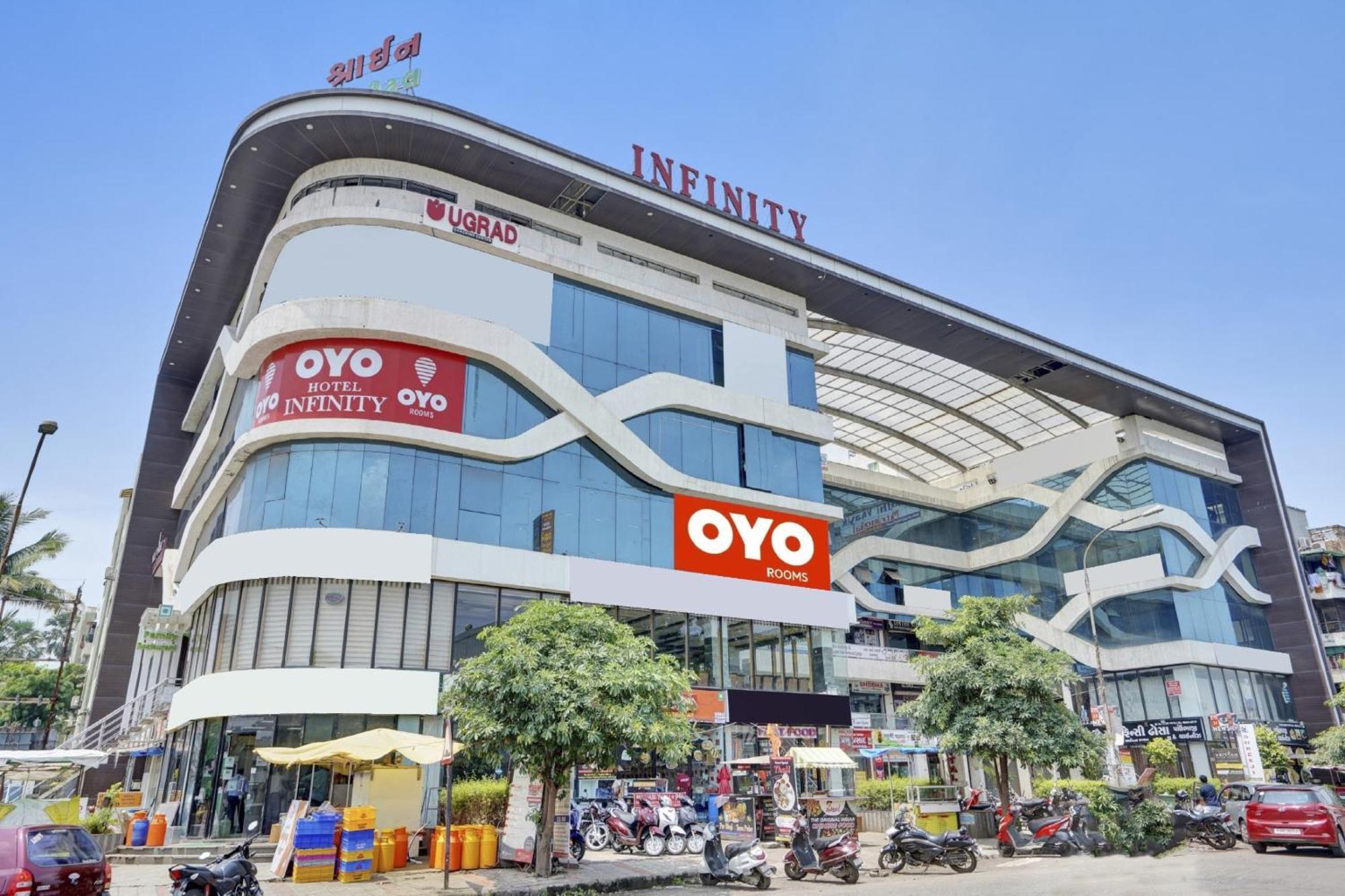 OYO Flagship 70004 Hotel Infinity Surat Exterior foto
